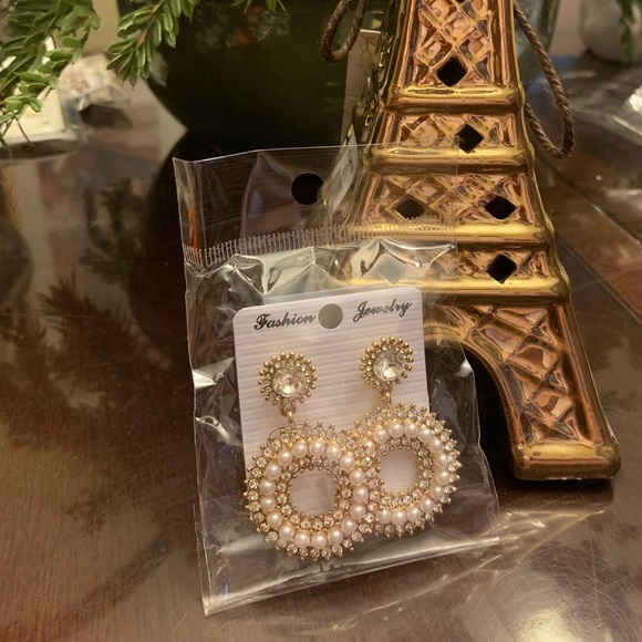 Glam Earrings - Picture 2 of 4